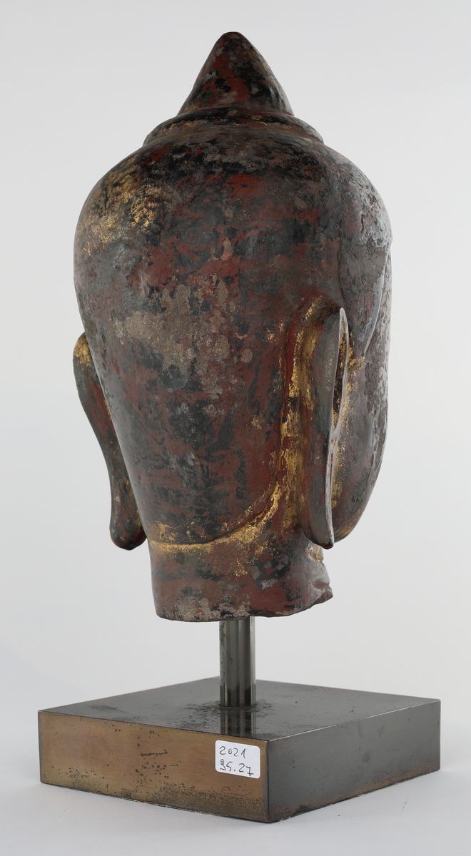 Testa di Buddha Shakyamuni in Arenaria Laccata in Nero e Rosso con Tracce di Doratura, Stato Shan...