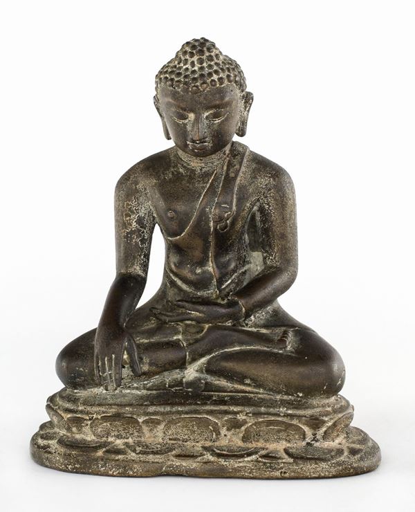 Piccolo Buddha Bhumisparsha in bronzo a fusione piena, post Pagan, Birmania, XVII secolo