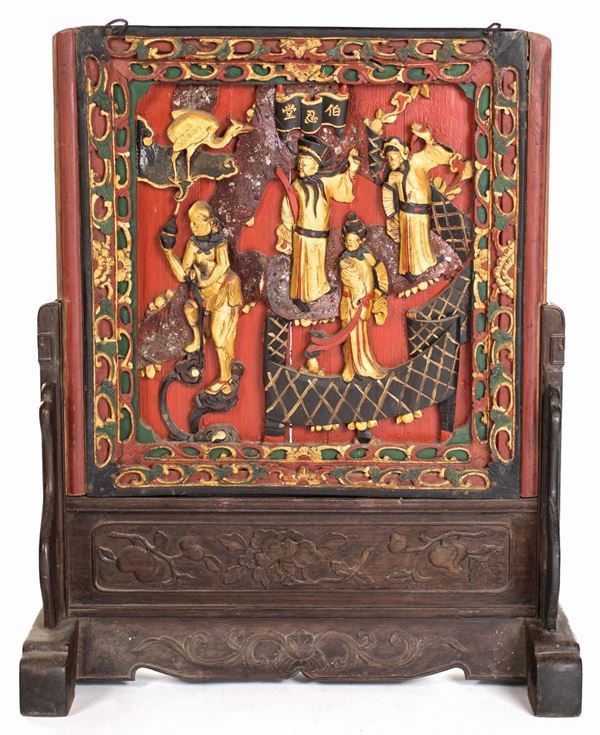 Schermo in legno intagliato, laccato rosso e dorato, Cina, dinastia Qing, seconda met&#224; del XIX secolo