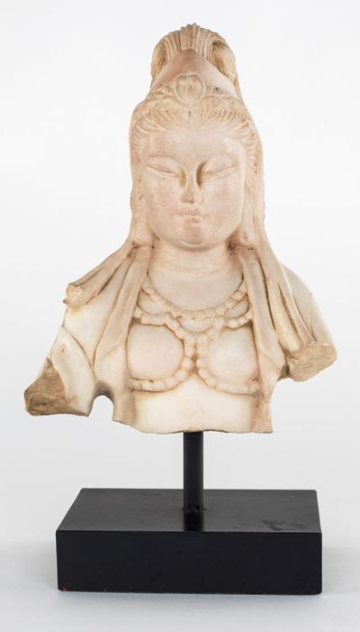 Piccolo Busto di Guan Yin Avalokitesvara in Marmo, Cina, Dinastia Qing, XIX Secolo