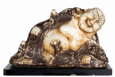 Grande Figura di Hotei in Alabastro in Parte Laccato, Cina, Dinastia Qing, Seconda Metà del ...
