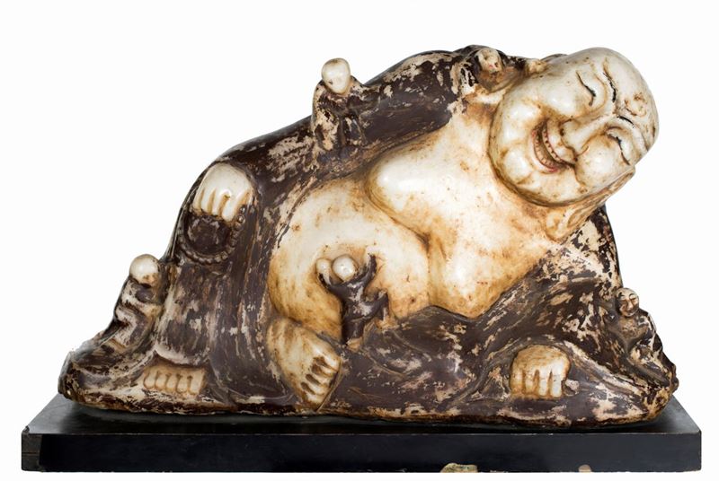Grande Figura di Hotei in Alabastro in Parte Laccato, Cina, Dinastia Qing, Seconda Metà del ...