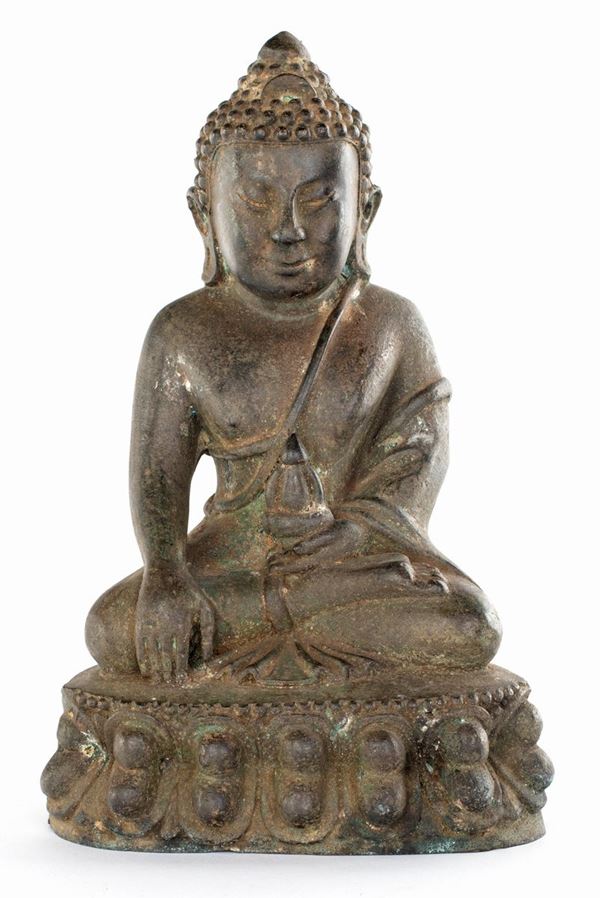Buddha Bhumisparsha in metallo ferroso, Cina, dinastia Qing, met&#224; del XIX secolo