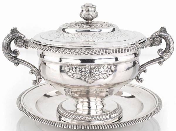 Tazza da puerpera in argento con piatto  - Asta Argenti Antichi e da Collezione - Casa d'Aste Arcadia