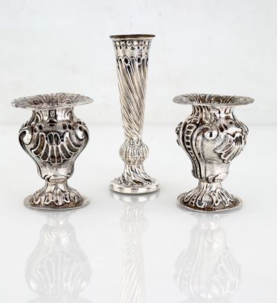 Vaso Unifleur e Coppia di Anforette in Argento Sbalzato