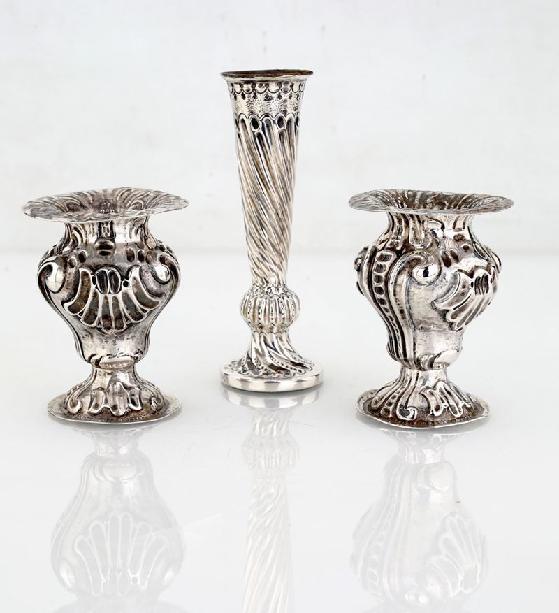 Vaso Unifleur e Coppia di Anforette in Argento Sbalzato