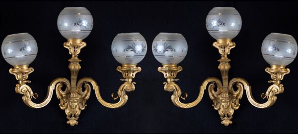 Coppia di appliques in bronzo dorato a tre luci, Francia, XIX secolo