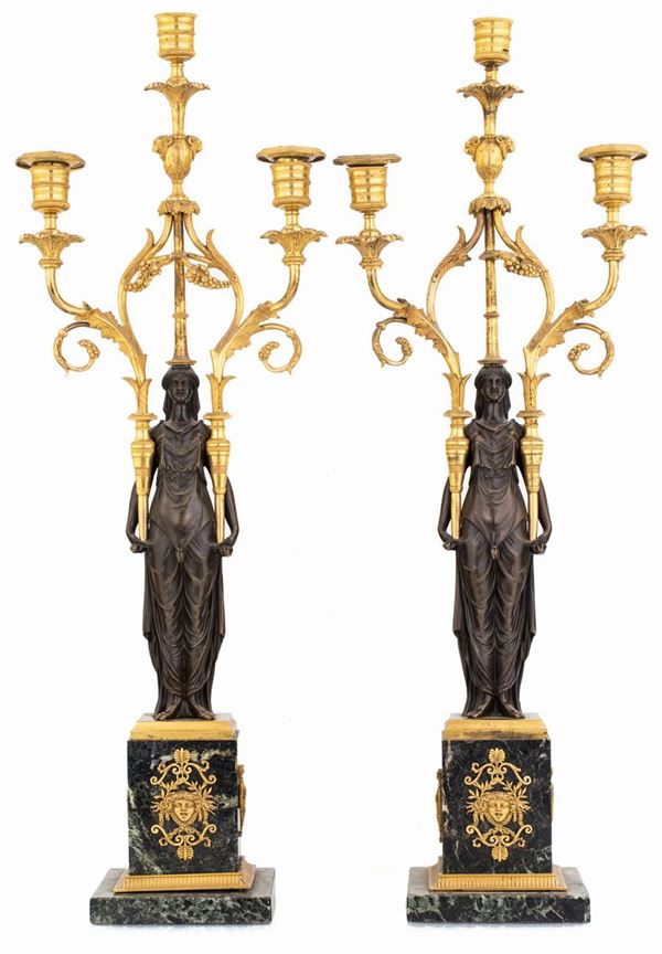Coppia di candelabri a tre luci in bronzo brunito e dorato, Francia, periodo dell&#39;Impero  - Asta Fine Antiques e Tappeti - Casa d'Aste Arcadia