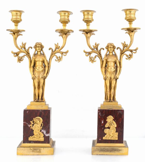 Coppia di candelieri in bronzo dorato a due luci, Francia, XIX secolo