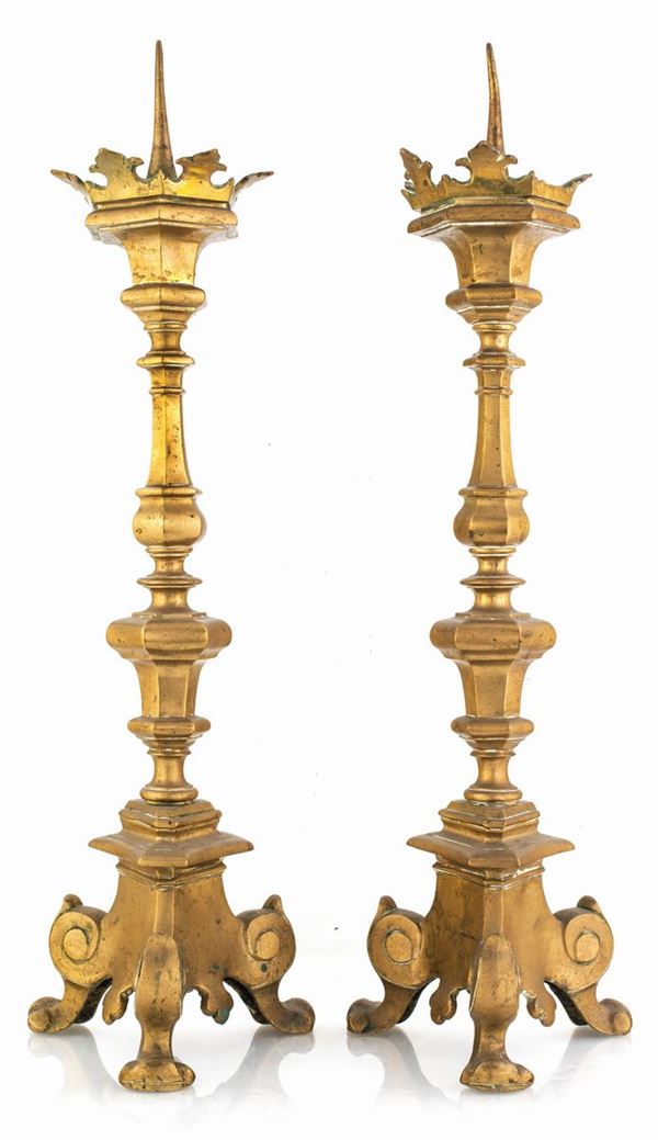 Coppia di torciere in bronzo dorato, XVII secolo  - Asta Fine Antiques e Tappeti - Casa d'Aste Arcadia