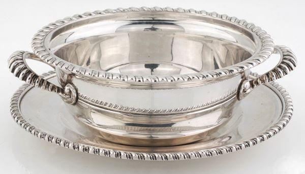 Coppetta biansata in argento e piattino  - Asta Argenti Antichi e da Collezione - Casa d'Aste Arcadia