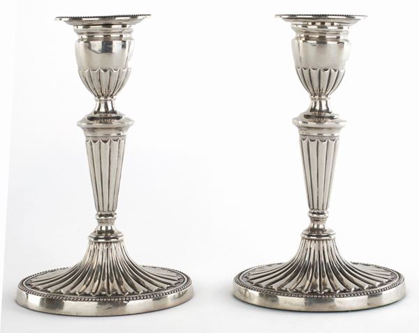 Coppia di piccoli candelieri da tavolo in argento, Inghilterra