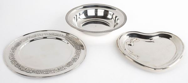 Vaschetta e due piattini diversi in argento