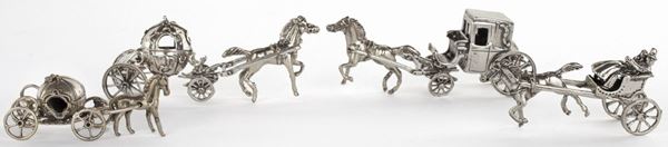 Lotto composto da quattro carrozze in miniatura in argento