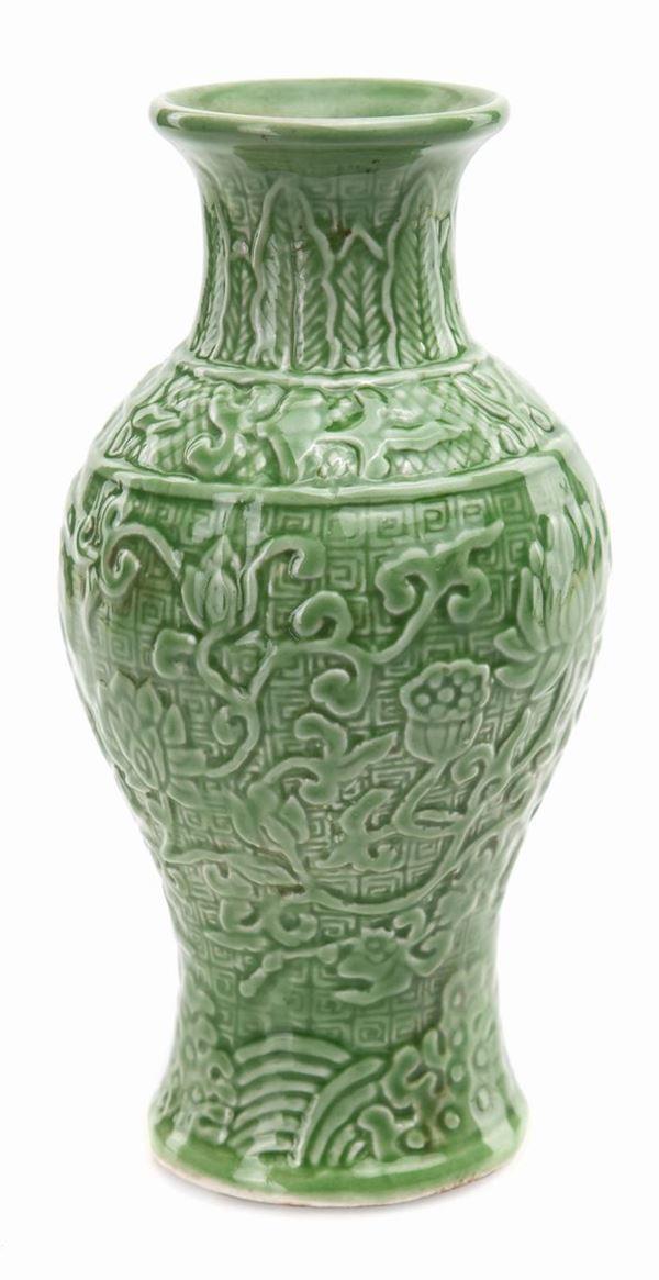 Piccolo vaso a bottiglia in porcellana verde, Cina, dinastia Qing