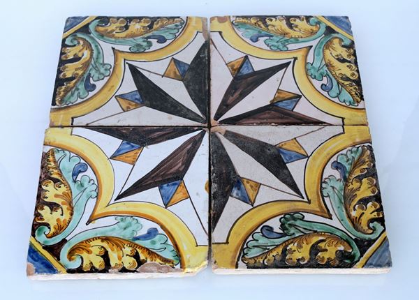 Quattro mattonelle in maiolica policroma
