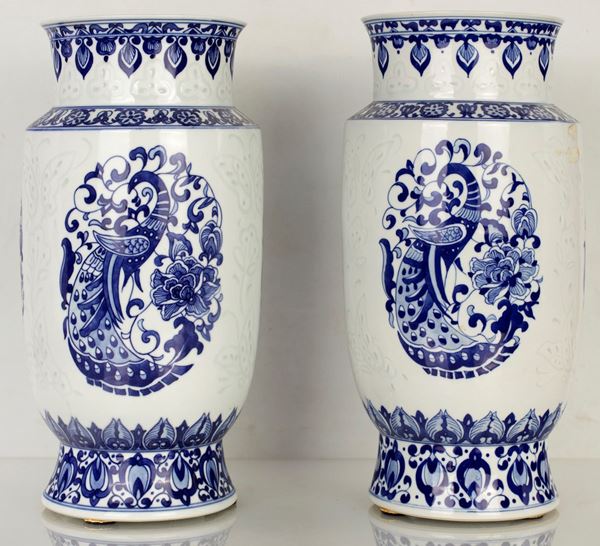 Coppia di vasi in porcellana bianca e blu