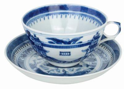 Tazza e Piattino in Porcellana Bianca e Blu
