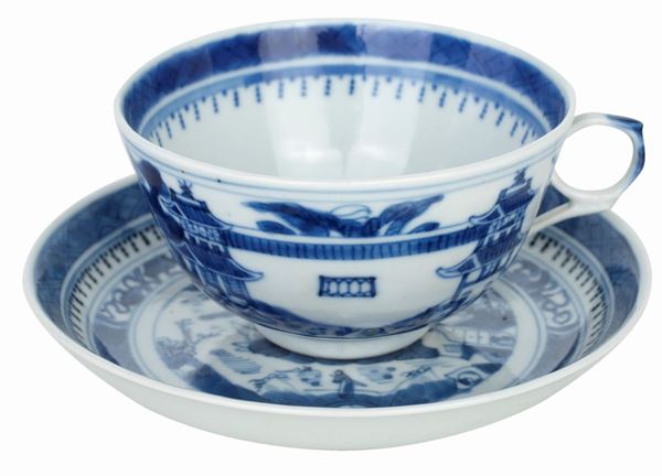 Tazza e piattino in porcellana bianca e blu
