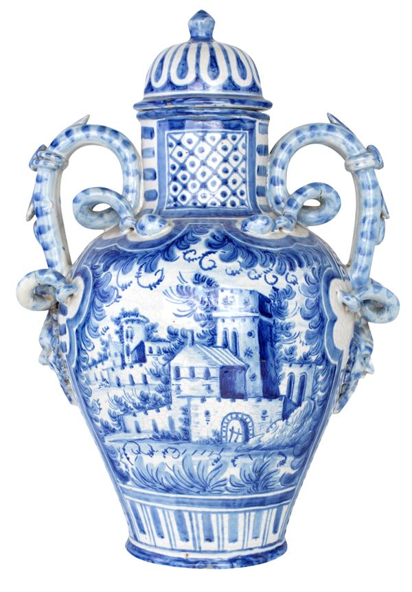 Vaso con coperchio in porcellana bianca e blu, Savona, XIX secolo