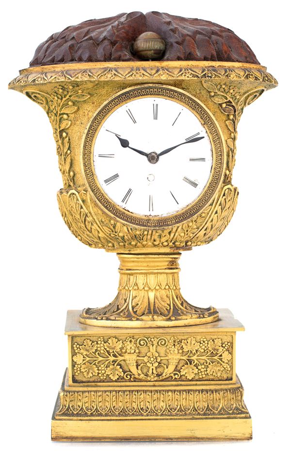 Orologio da tavolo in bronzo dorato e legno, fine del XVIII secolo