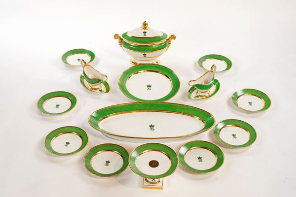 Servizio da tavola in porcellana verde e oro composto da 35 elementi, met&#224; del XX secolo