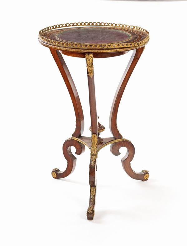 Tavolino bacheca in mogano con applicazioni in bronzo dorato, Francia, XIX secolo