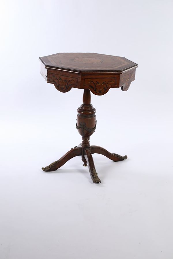Tavolino ottagonale in legni di varie essenze con finiture in bronzo
