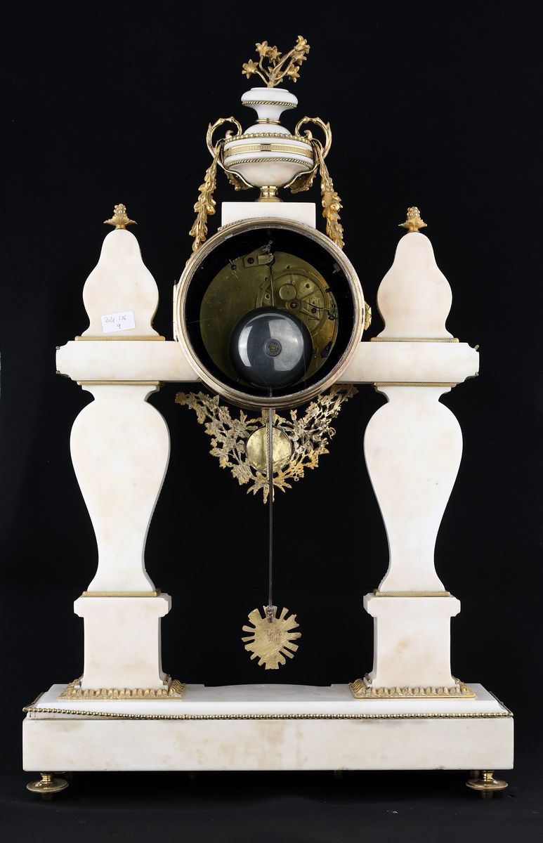 Pendola a Portico in Alabastro, Bronzo Dorato e Cammei in Biscuit, Fine XVIII/inizio XIX Secolo