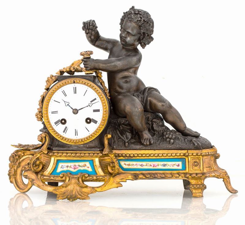 Orologio in Bronzo Brunito e Dorato con Placche in Porcellana di Sèvres, XIX Secolo