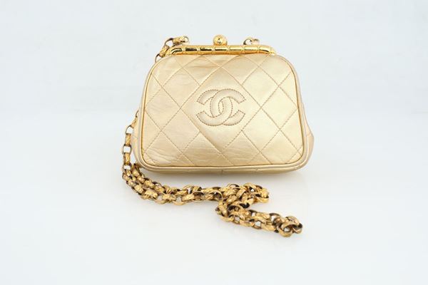 Chanel, clutch con tracolla dorata
