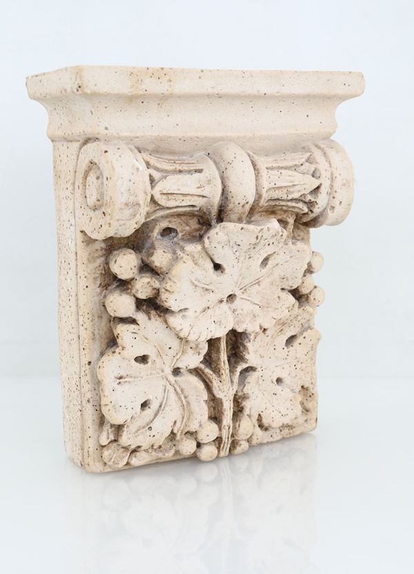 Applique in polvere di travertino a forma di capitello