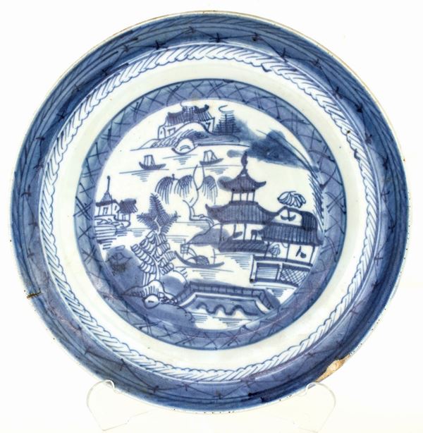 Piatto in porcellana bianca e blu, Cina