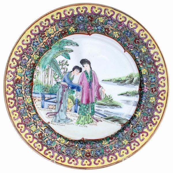 Piatto in porcellana policroma, Cina, XX secolo