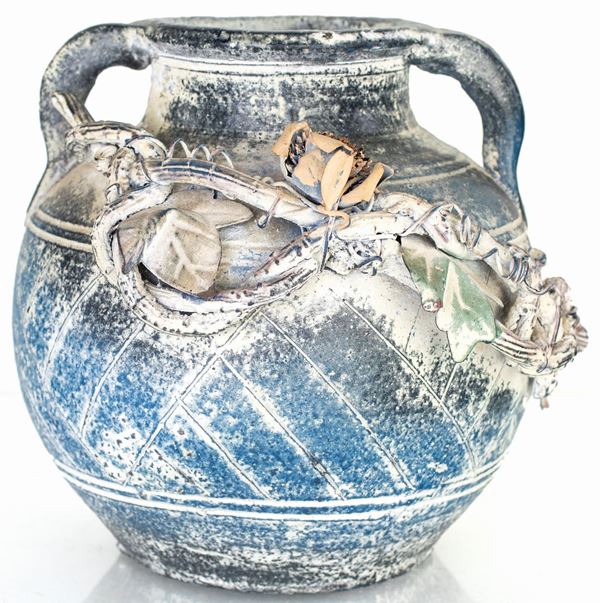 Piccolo orcio biansato in ceramica fondo blu