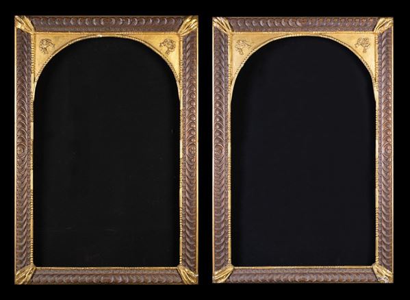 Coppia di cornici in legno intagliato, dipinto e dorato, XIX secolo