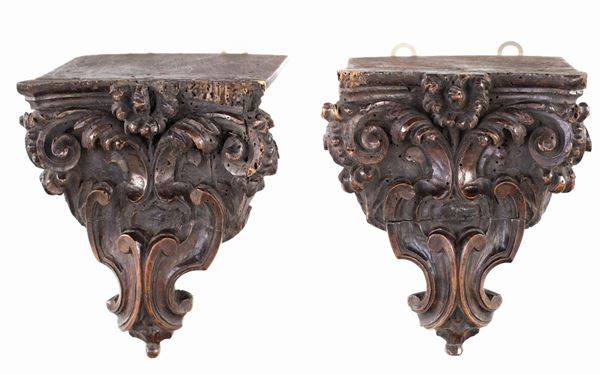 Coppia di mensoline a goccia in legno intagliato, XVII secolo