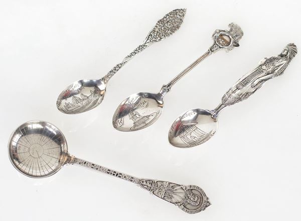 Quattro cucchiai da collezione in argento a diverso titolo, primo quarto del XX secolo