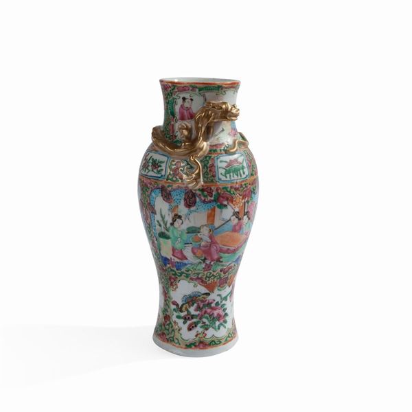 Vasetto a balaustro in porcellana policroma, Canton fine del XIX secolo