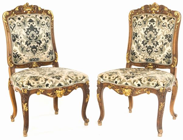 Coppia di sedie in legno intagliato e in parte dorato, XIX secolo