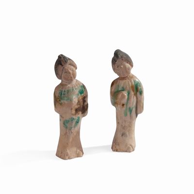 Due Piccole Antiche Figure di Guan Yin di Gusto Tang in Terracotta Parzialmente Invetriata, Cina