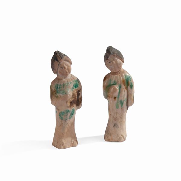 Due piccole antiche figure di Guan Yin di gusto Tang in terracotta parzialmente invetriata, Cina