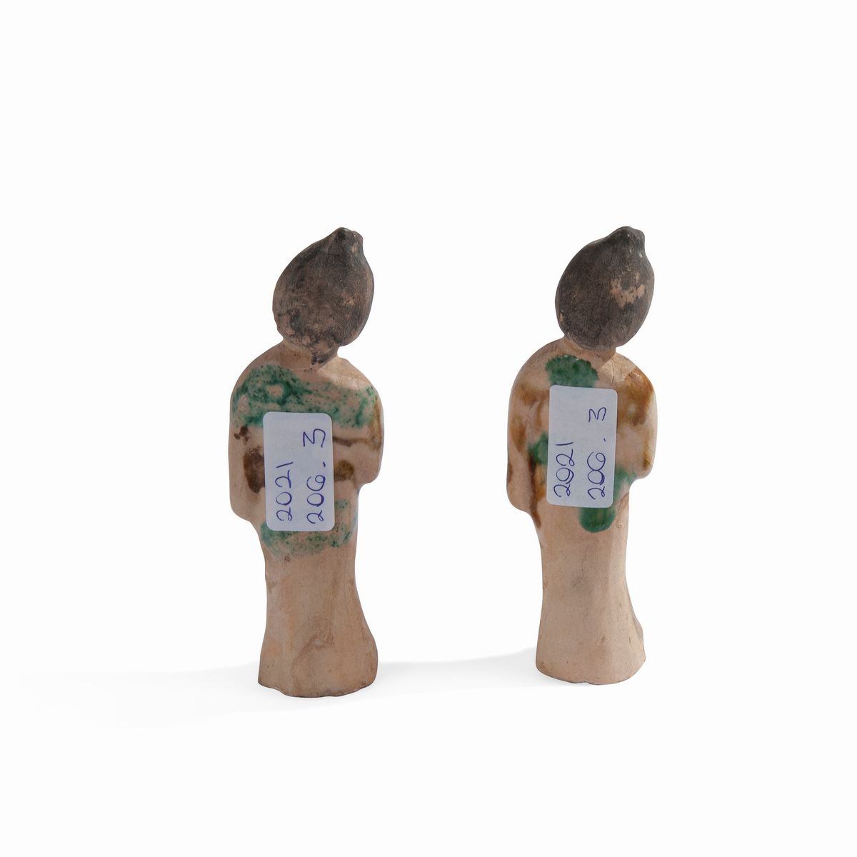 Due Piccole Antiche Figure di Guan Yin di Gusto Tang in Terracotta Parzialmente Invetriata, Cina