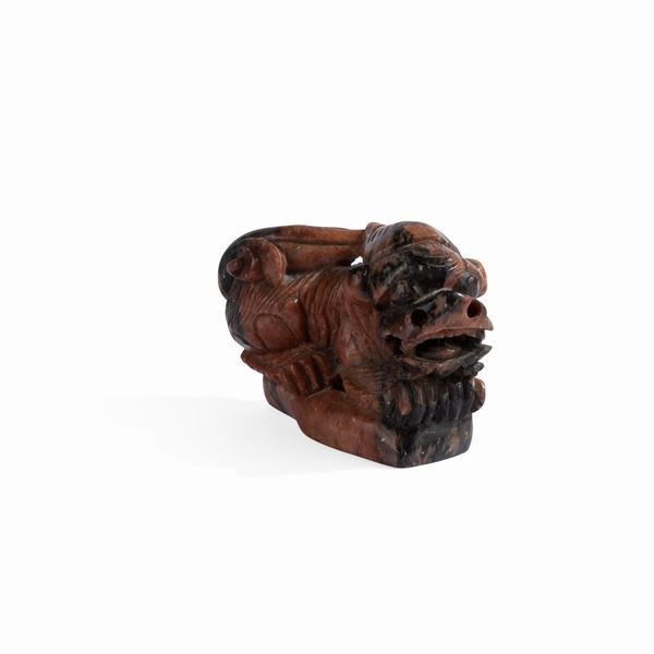 Cane di Pho in pietra dura rossa e nera, Cina, XX secolo