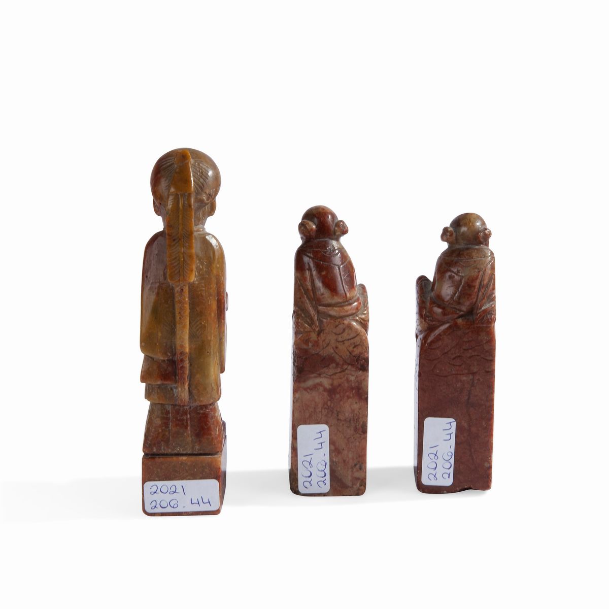 Lotto Composto da un Sigillo con Figura e una Coppia di Sigilli in Pietra Saponaria Rossa, Cina, ...