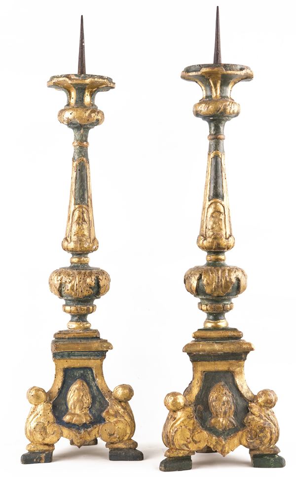 Coppia di torciere Luigi XIV in legno intagliato, laccato e dorato