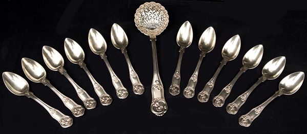 Dodici cucchiai da dessert e mestolo traforato in argento 950/1000 dorato, Francia, seconda met&#224; del XIX secolo