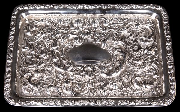 Vassoio in argento 925/1000 sbalzato e cesellato, Londra, 1912, argentiere R.P.