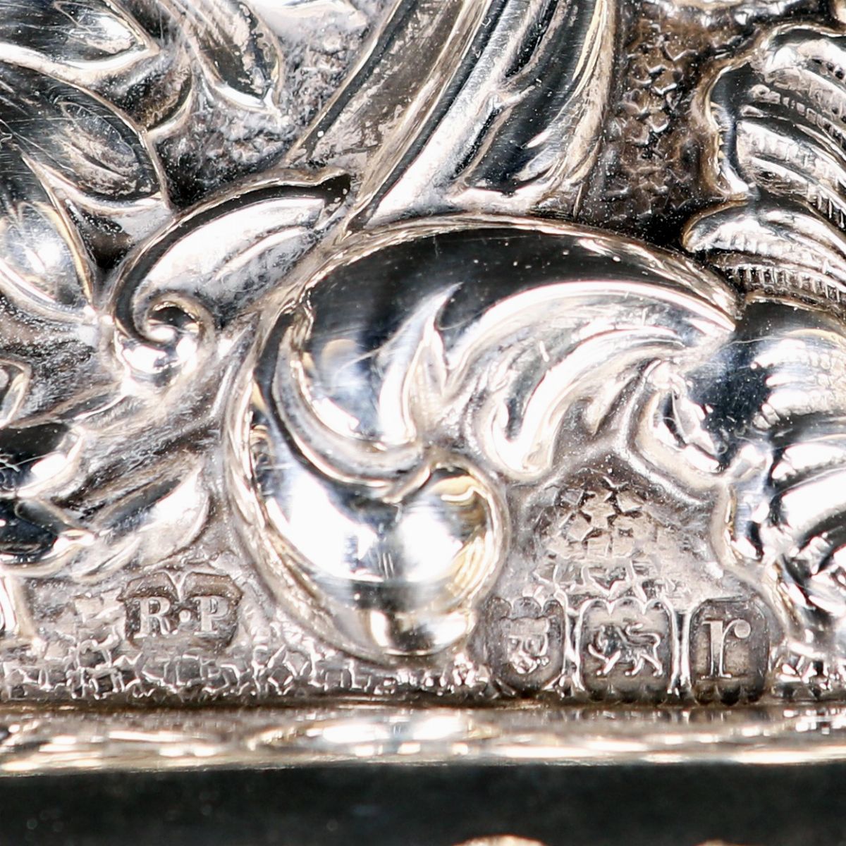 Vassoio in Argento 925/1000 Sbalzato e Cesellato, Londra, 1912, Argentiere R.p.