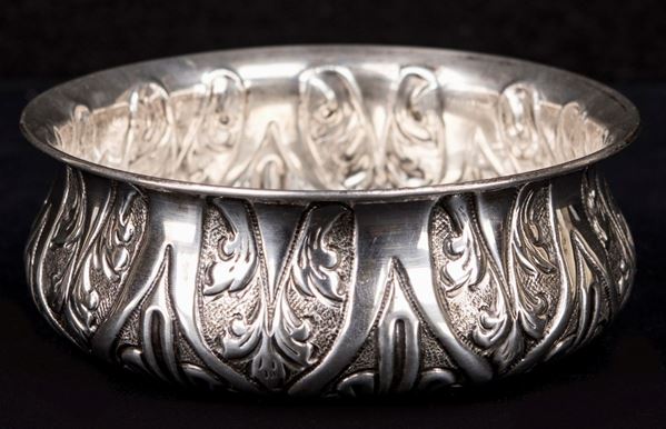 Piccolo cache-pot in argento 800/1000  - Asta Antiquariato - Arredi, Argenti, Dipinti Antichi e del XIX secolo - Casa d'Aste Arcadia